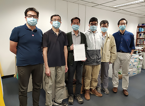 From left to right, Timmy Leung, Kelvin Wong, Paul Chan, Simon Yip, Yuk Sing Yeung and Pak Ip, showing the Letter of Appreciation they received from the University for the CLS team's hard work in undertaking various formidable tasks during the COVID-19 periods.